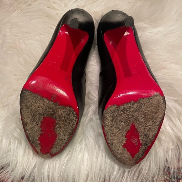Christian Louboutin simple peep toe pump. Black kid leather. Size 37.5. - Picture 2 of 9